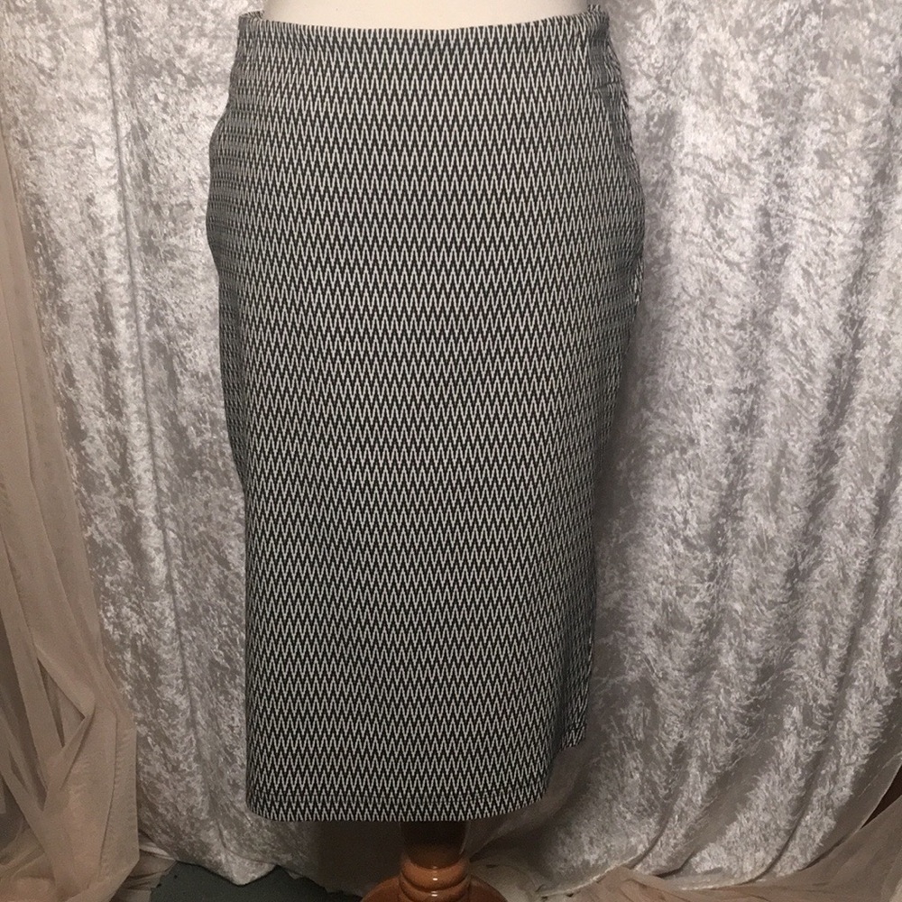 Soho Apparel Ltd Pencil Skirt stretch black and white zigzag print Size M